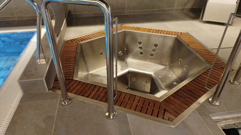 Trabajo realizado en la zona wellness del hotel boutique Luze San Sebastian, España. Instalación integral con modelos de spa exclusivos de acero inoxidable brindando un aspecto moderno.