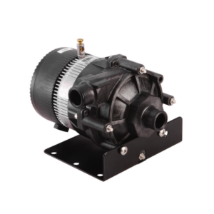 Bomba de circulación de agua Laing E10 de color negro con base metálica plateada y dos boquillas de conexión de 3/4 de pulgada lisas.