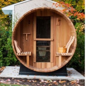 Vista de la sauna circular de exterior instalada en un jardín.
