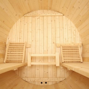 Interior de sauna circular en madera. Vista de asientos ergonómicos.