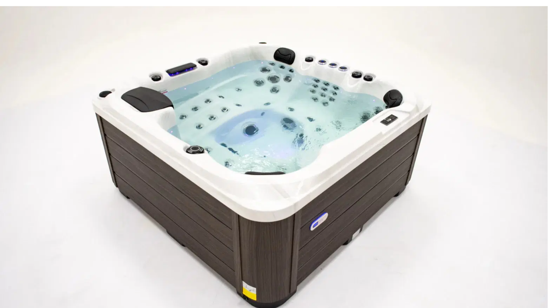 Vista cenital 45 grados del spa palma con agua, en funcionamiento.