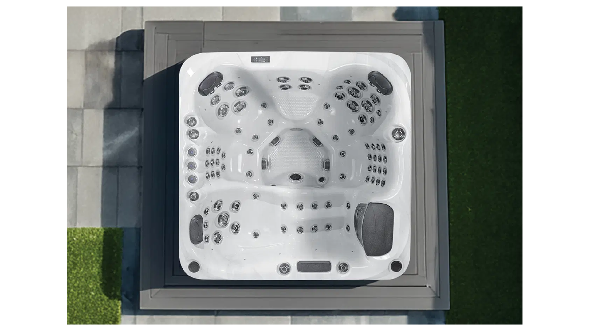 Vista cenital del spa Palma de 6 plazas emplazado en jardin